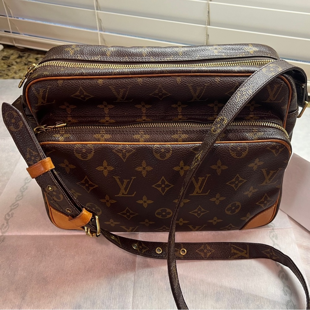 🔴SOLD on crossposted site - Louis Vuitton - VINTAGE Monogram Nile GM